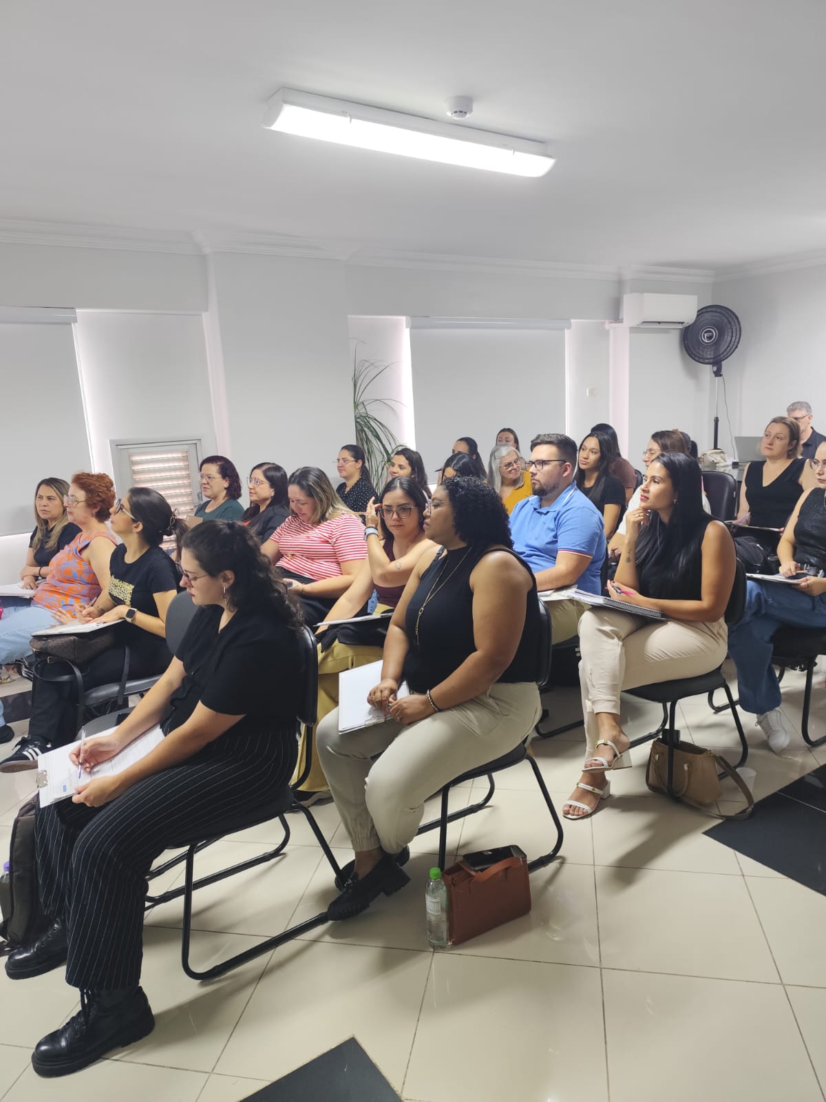 Participantes acompanham atentamente uma formação presencial do Instituto Hupomnemata